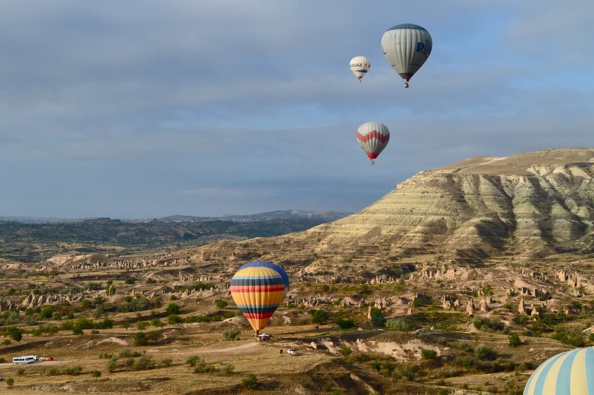 Some balloons fly with 20 people while others fly with only 4
